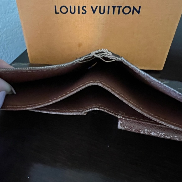 Louis Vuitton bi-fold wallet.  Box is not included - Picture 5 of 5
